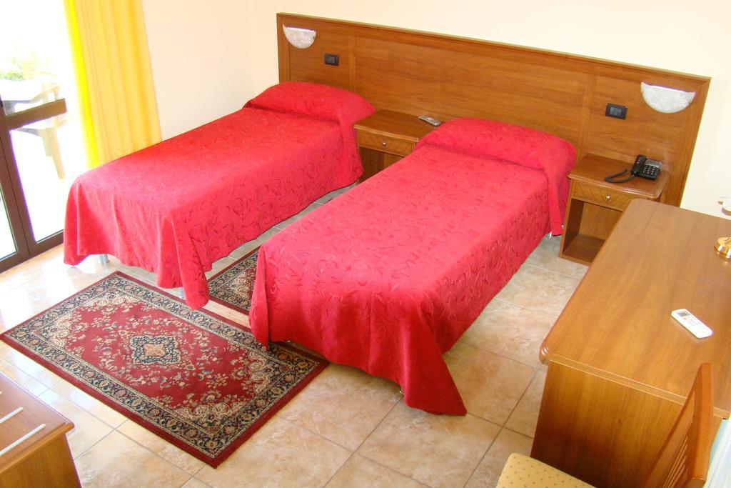 Hotel Ristorante111 Villapiana Oda fotoğraf